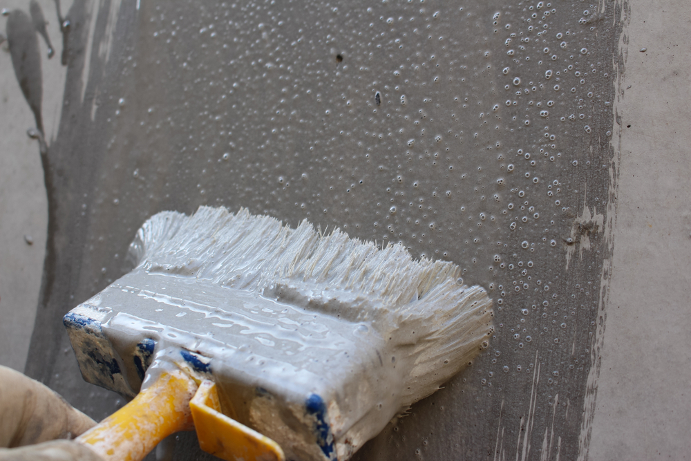 Seal,the,concrete,wall,with,a,large,brush